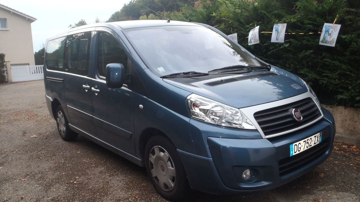 Location Minibus Fiat Scudo Panorama 2014 Diesel 9 places à Lissieu (14 Allée de la Combe Location Minibus Fiat Scudo Panorama 2014 Diesel 9 places à Lissieu (14 Allée de la Combe