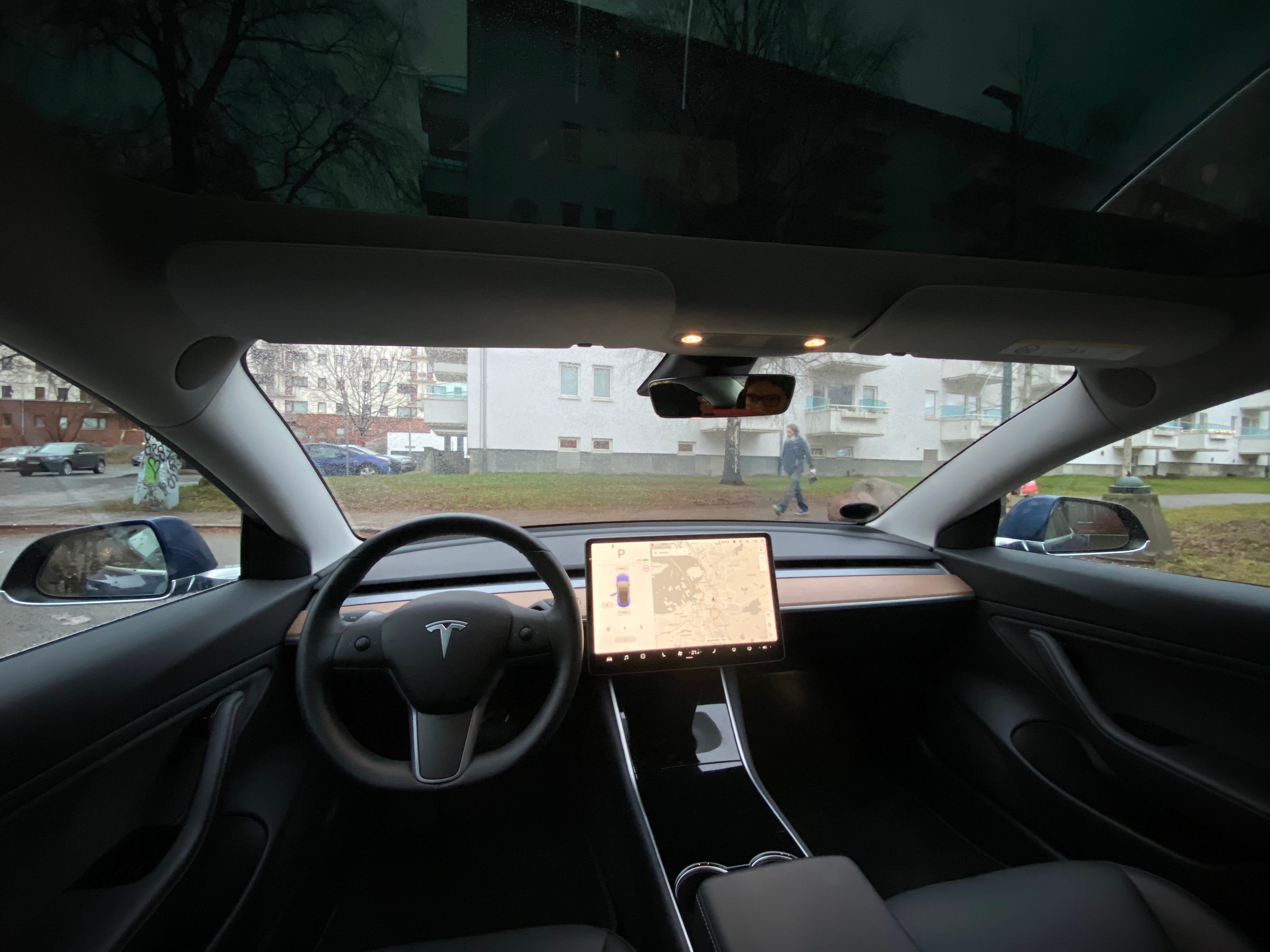 Tesla Model 3 med Babysete