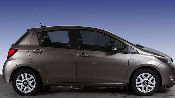 Toyota Yaris HYBRID med Lydinngang