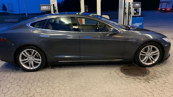Tesla Model S med Skistativ