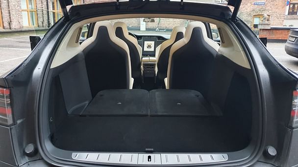 Tesla Model X med Lydinngang