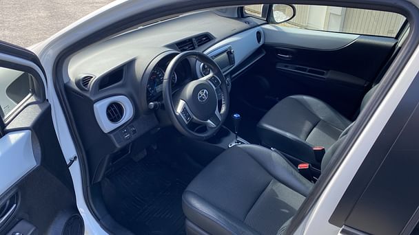 Toyota Yaris med Skistativ