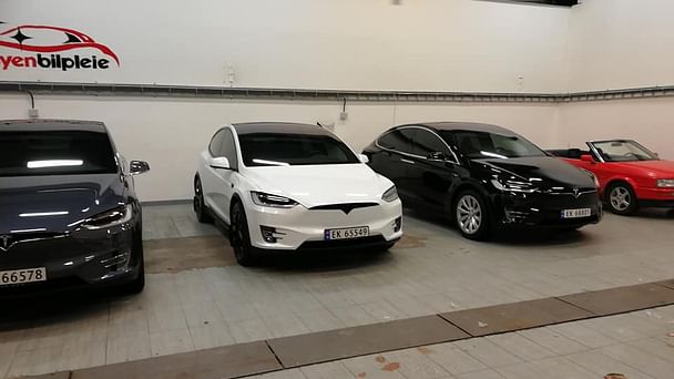 Tesla Model X med GPS