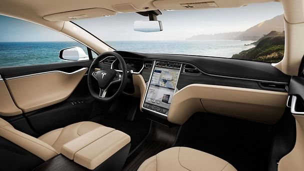 Tesla Model S med Lydinngang