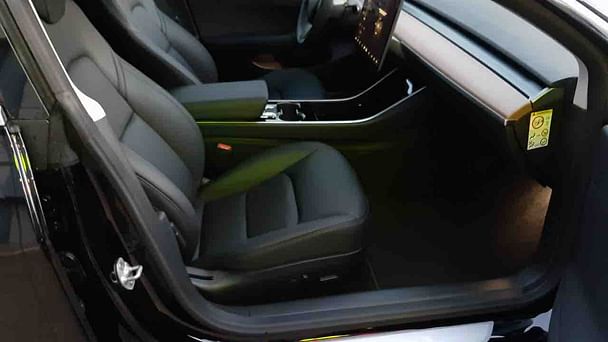 Tesla Model 3 med Lydinngang