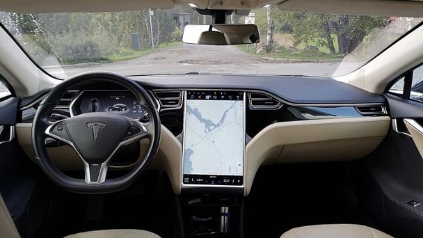 Tesla Model S med Lydinngang