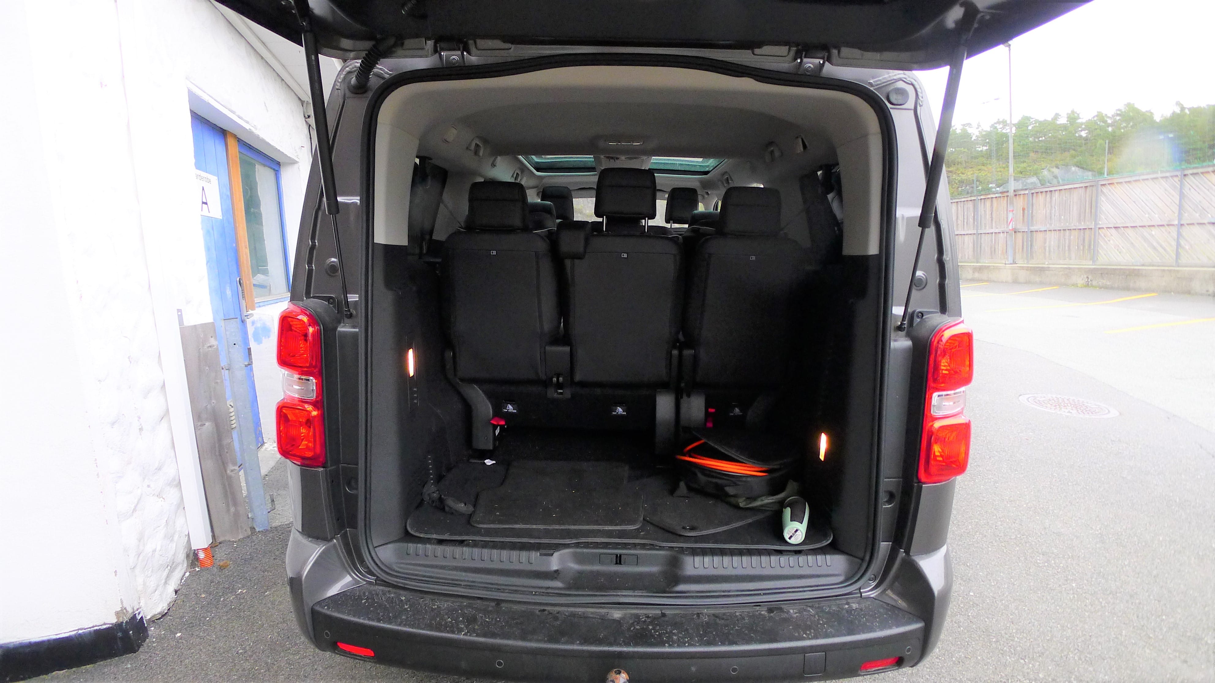 Peugeot Traveller Business Elbil, rekkevidde 28 mil med Lydinngang