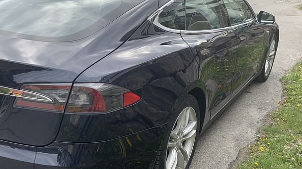 Tesla Model S med Lydinngang