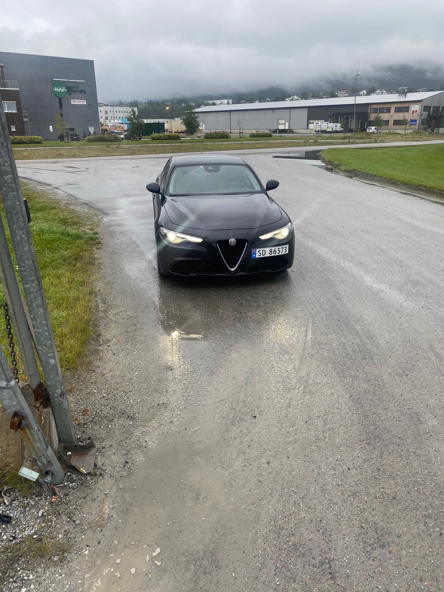 Alfa-Romeo Giulia med Lydinngang