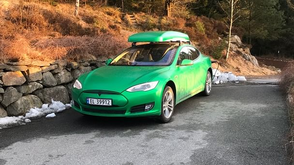 Tesla Model S med Skistativ