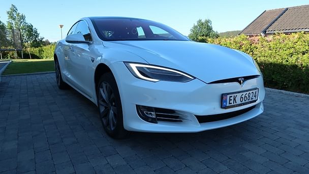 Tesla Model S med Lydinngang