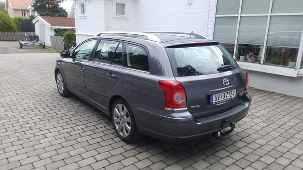 Toyota Avensis SW med Skistativ
