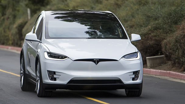 Tesla Model X med Lydinngang