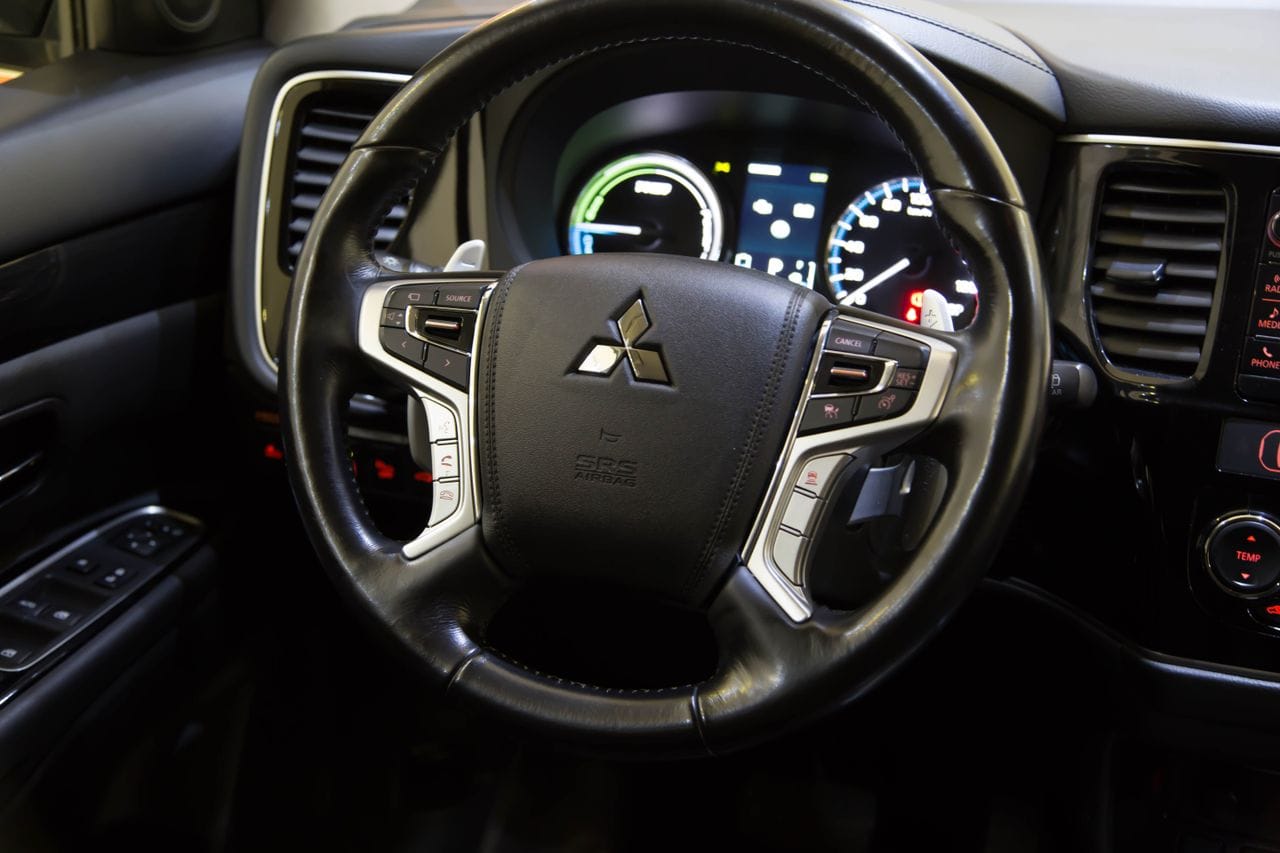 Mitsubishi Outlander PHEV med Cruisekontroll