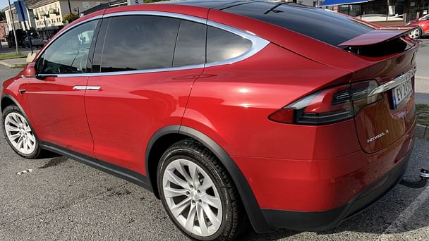 Tesla Model X med GPS