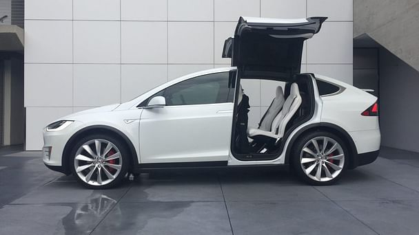 Tesla Model X med Lydinngang