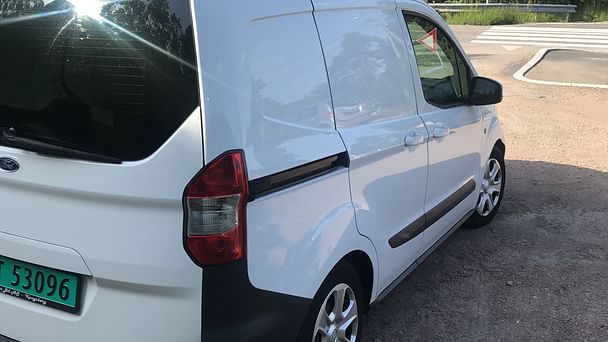Ford Transit Courier Varebil med Tilhengerfeste