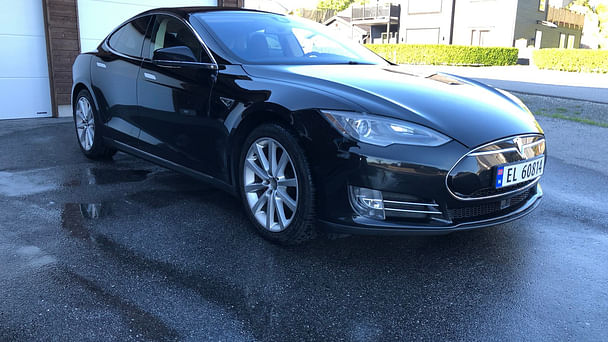 Tesla Model S 85D med Lydinngang