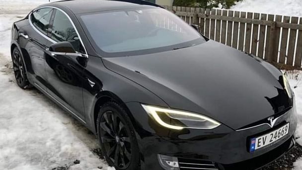 Tesla Model S med Lydinngang