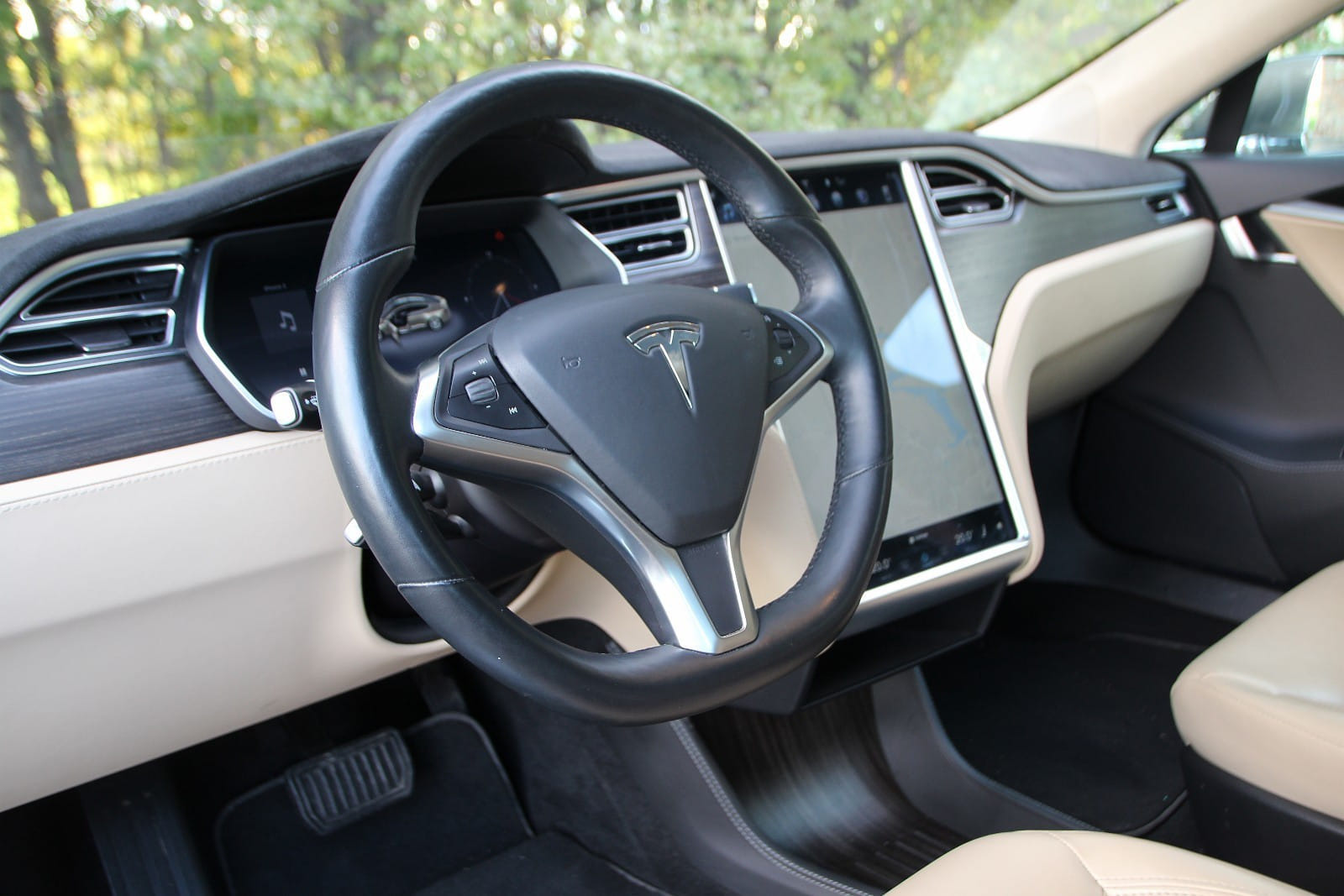 Tesla Model S med Lydinngang