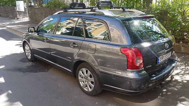 Toyota Avensis SW med Skistativ