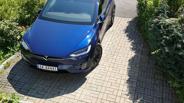 Tesla Model X med Lydinngang