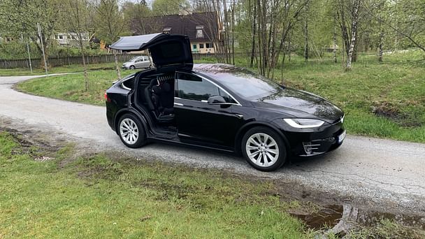 Tesla Model X med Lydinngang