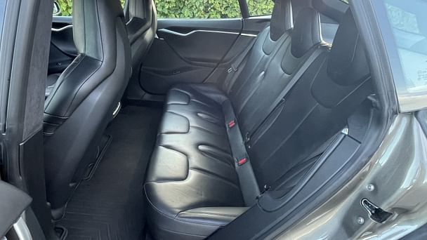 Tesla Model S 70D med Lydinngang