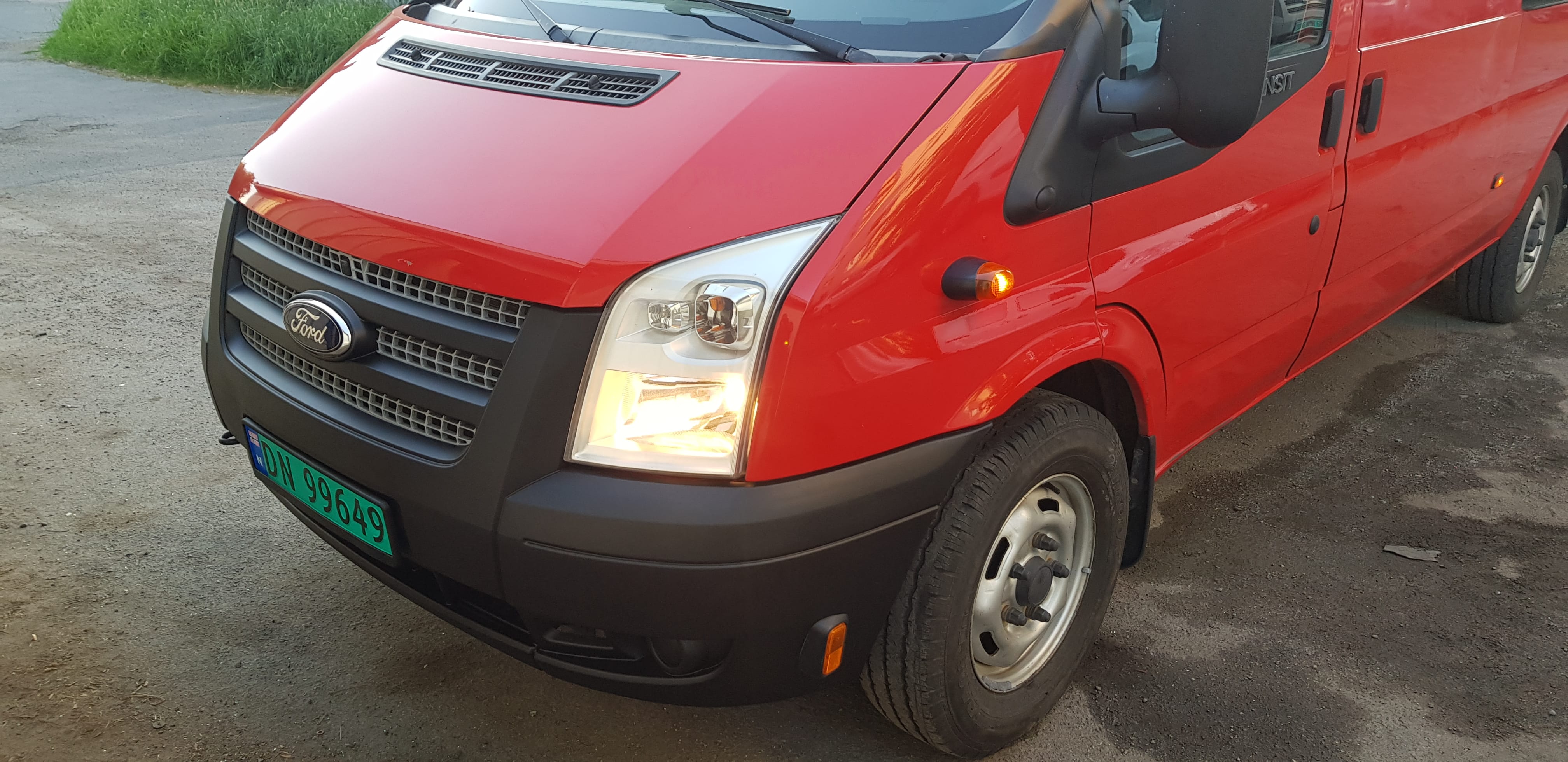Ford Transit Connect Flyttebil med rampe med Vinterdekk