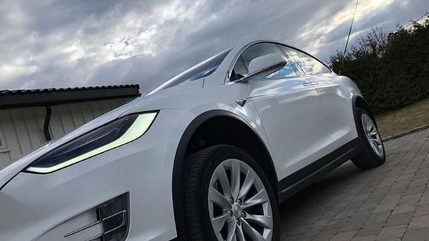 Tesla Model X med GPS