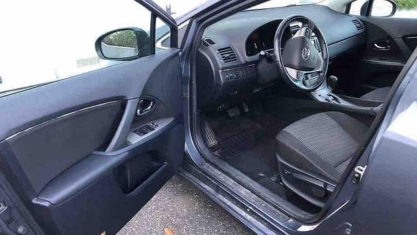 Toyota Avensis med Lydinngang