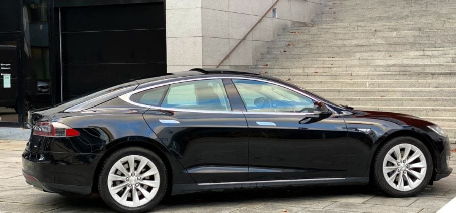 Tesla Model S mit Audio-/iPod-Zugang
