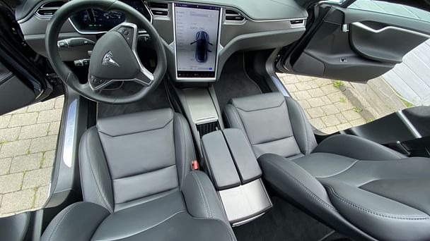 Tesla Model S med Lydinngang