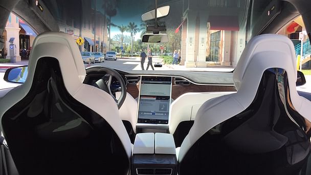 Tesla Model X med Lydinngang