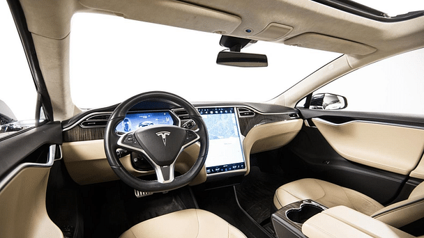 Tesla Model S med Lydinngang