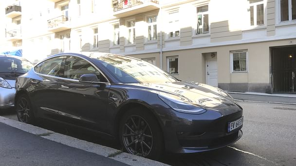 Tesla Model 3 med Lydinngang