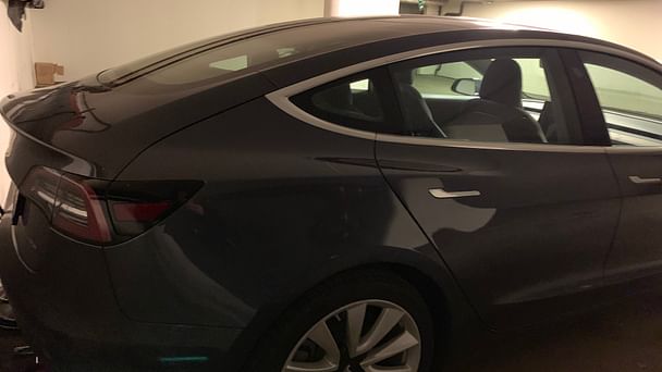 Tesla Model 3 med Lydinngang