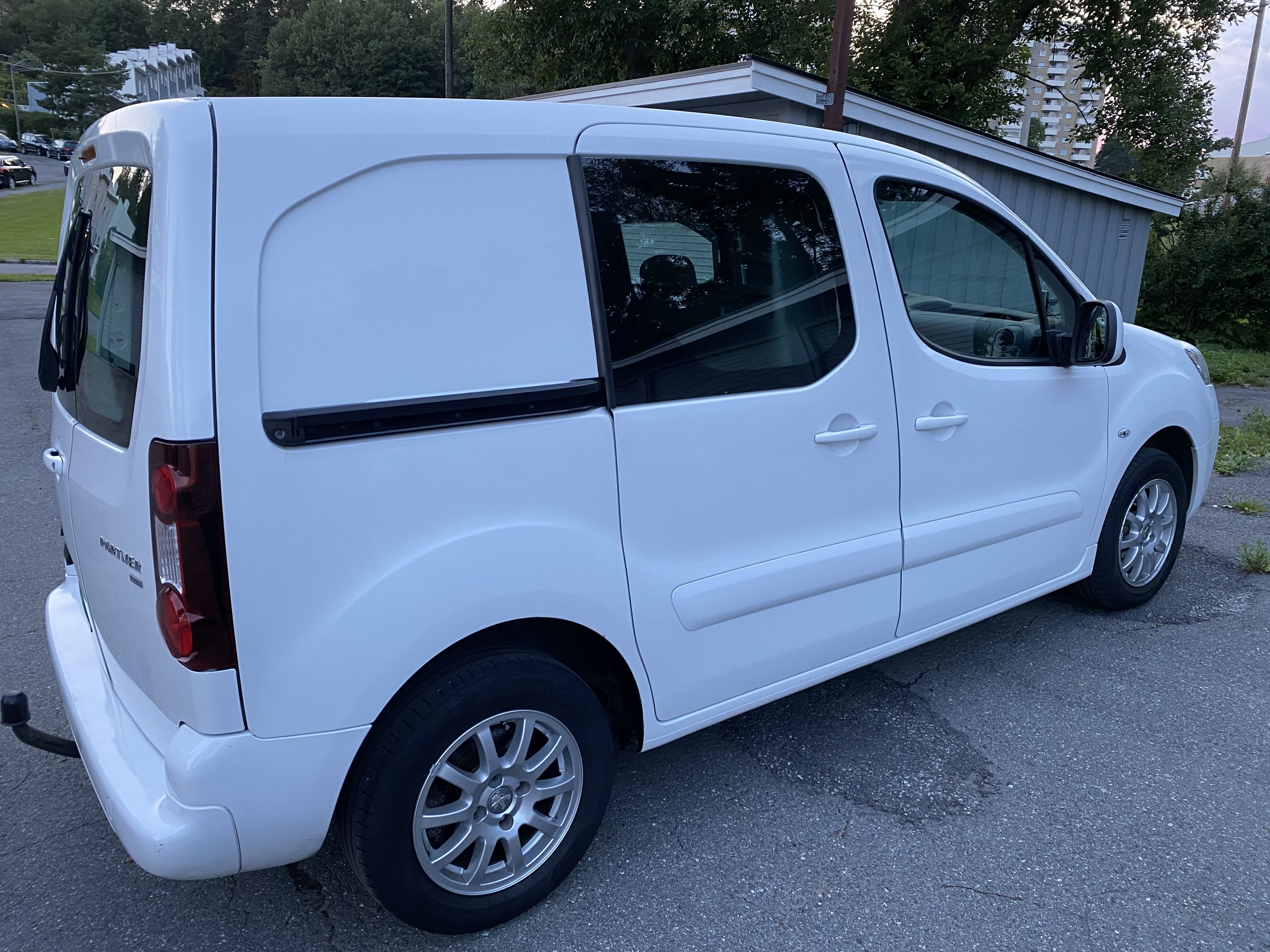 Peugeot Partner lettkjørt, ryggekamera, DAB, vinterdekk, tilhengerfeste, takstativ, godt vedlikeholdt with Car radio
