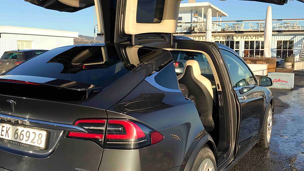 Tesla Model X med Skiboks