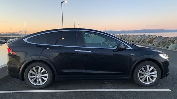 Tesla Model X med Sykkelstativ