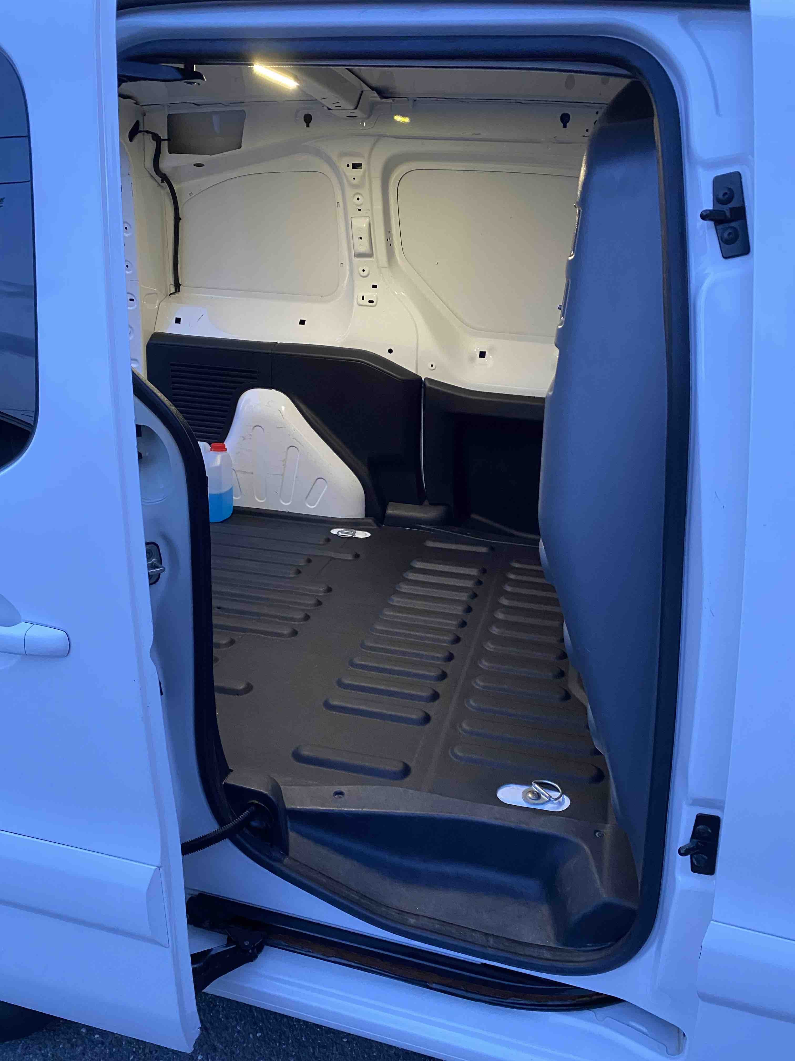 Peugeot Partner lettkjørt, ryggekamera, DAB, vinterdekk, tilhengerfeste, takstativ, godt vedlikeholdt with Bluetooth audio