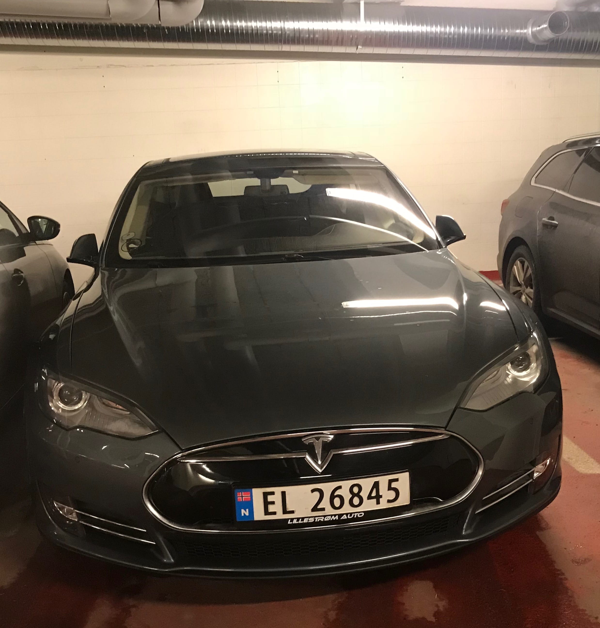 Tesla Model S mit Navigationsgerät