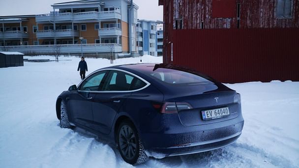 Tesla Model 3 med Skistativ