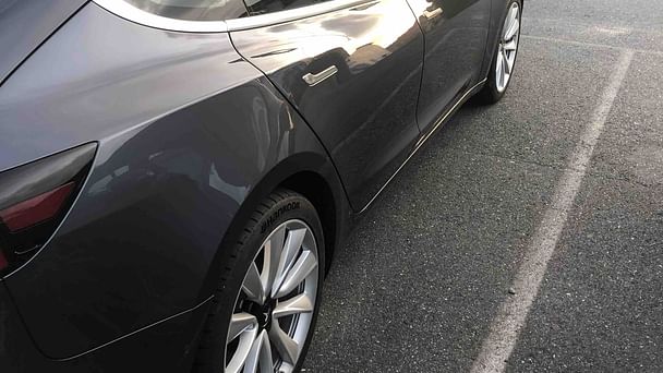 Tesla Model 3 med Lydinngang