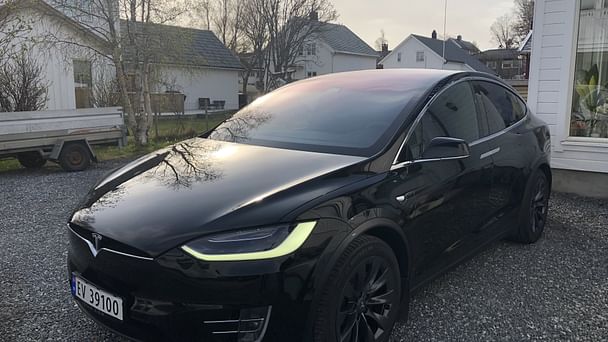 Tesla Model X med Sykkelstativ