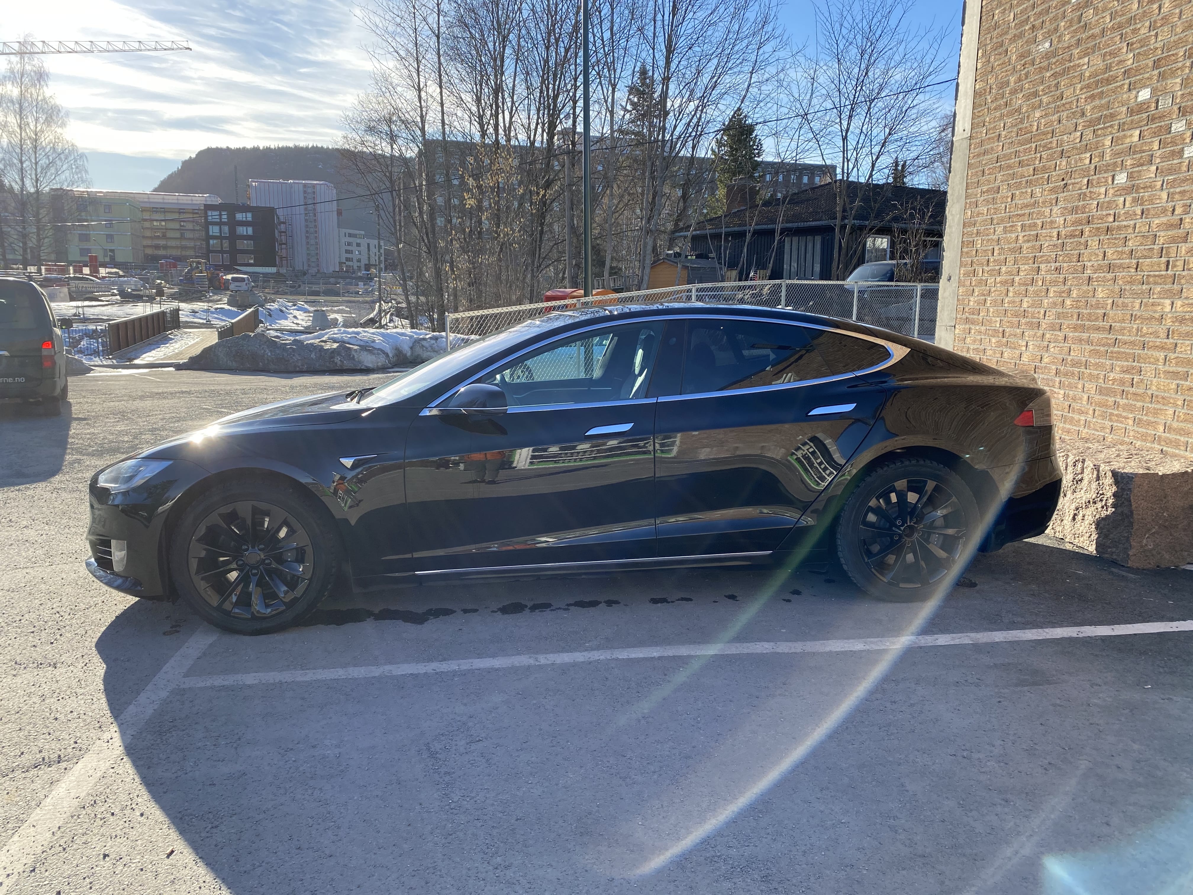 Tesla Model S med Lydinngang