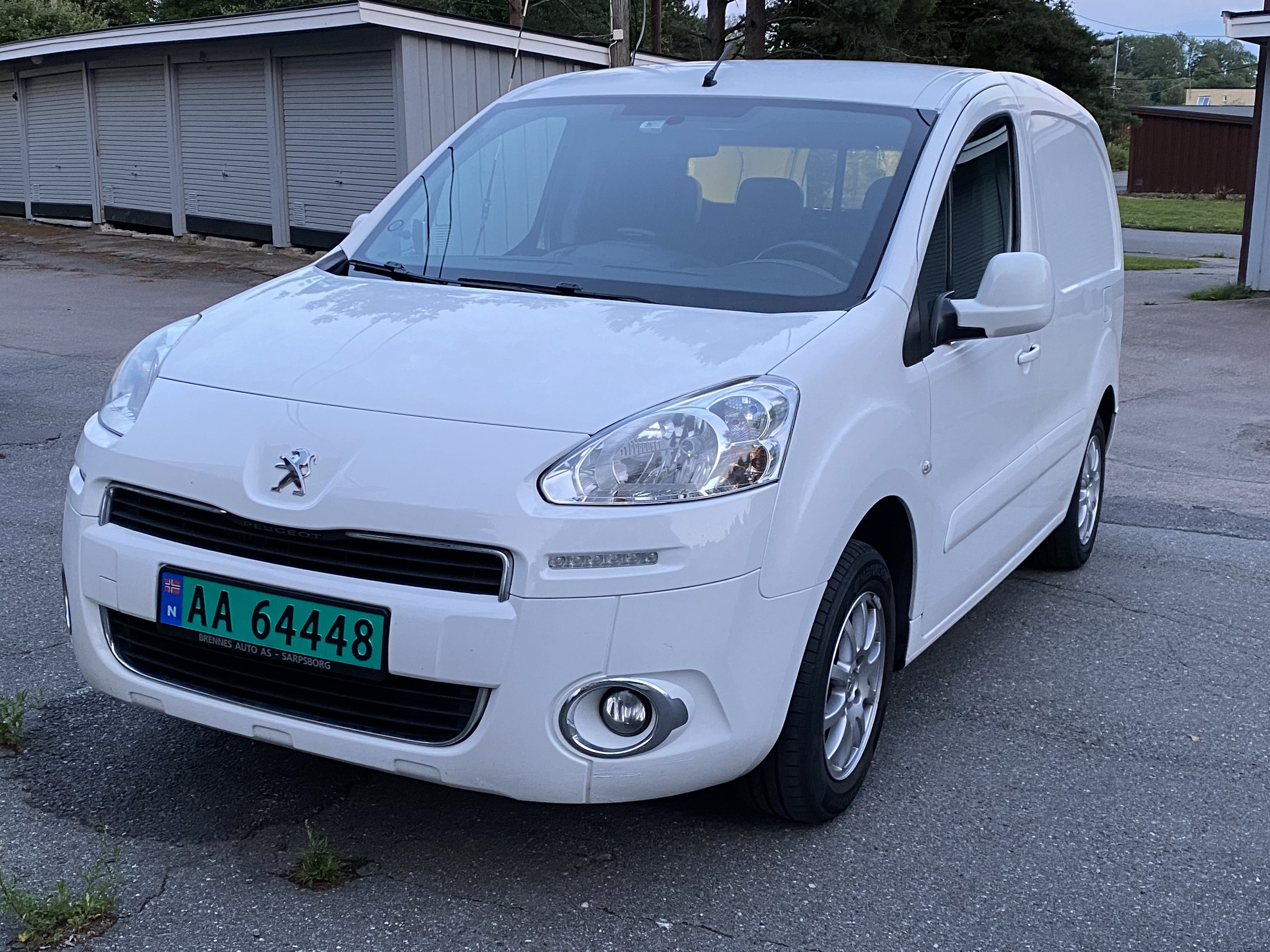 Peugeot Partner lettkjørt, ryggekamera, DAB, vinterdekk, tilhengerfeste, takstativ, godt vedlikeholdt, 2014, Diesel