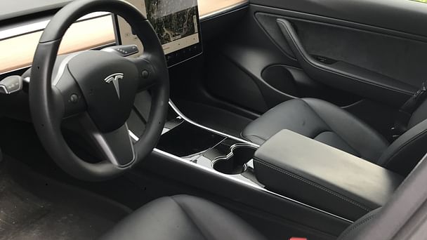 Tesla Model 3 med Lydinngang