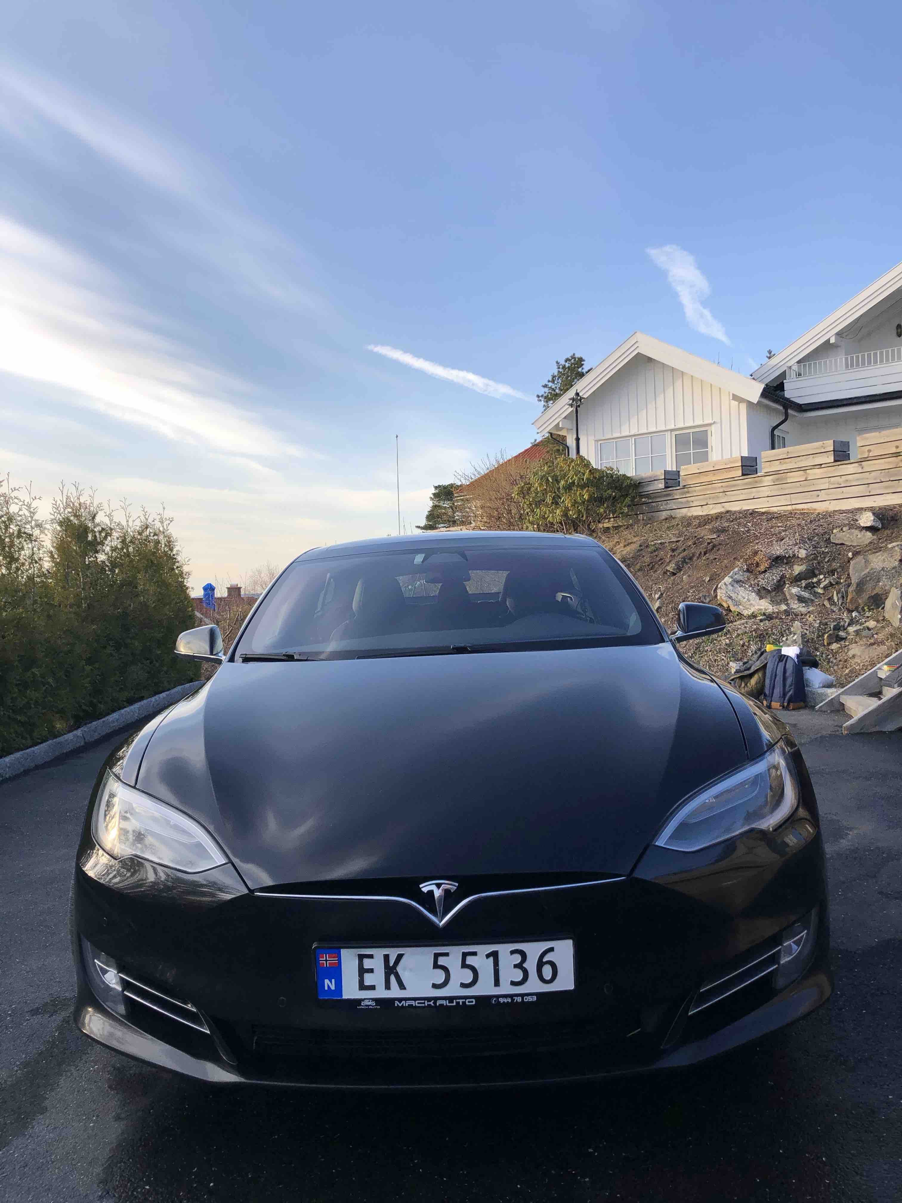 Tesla Model S med Lydinngang