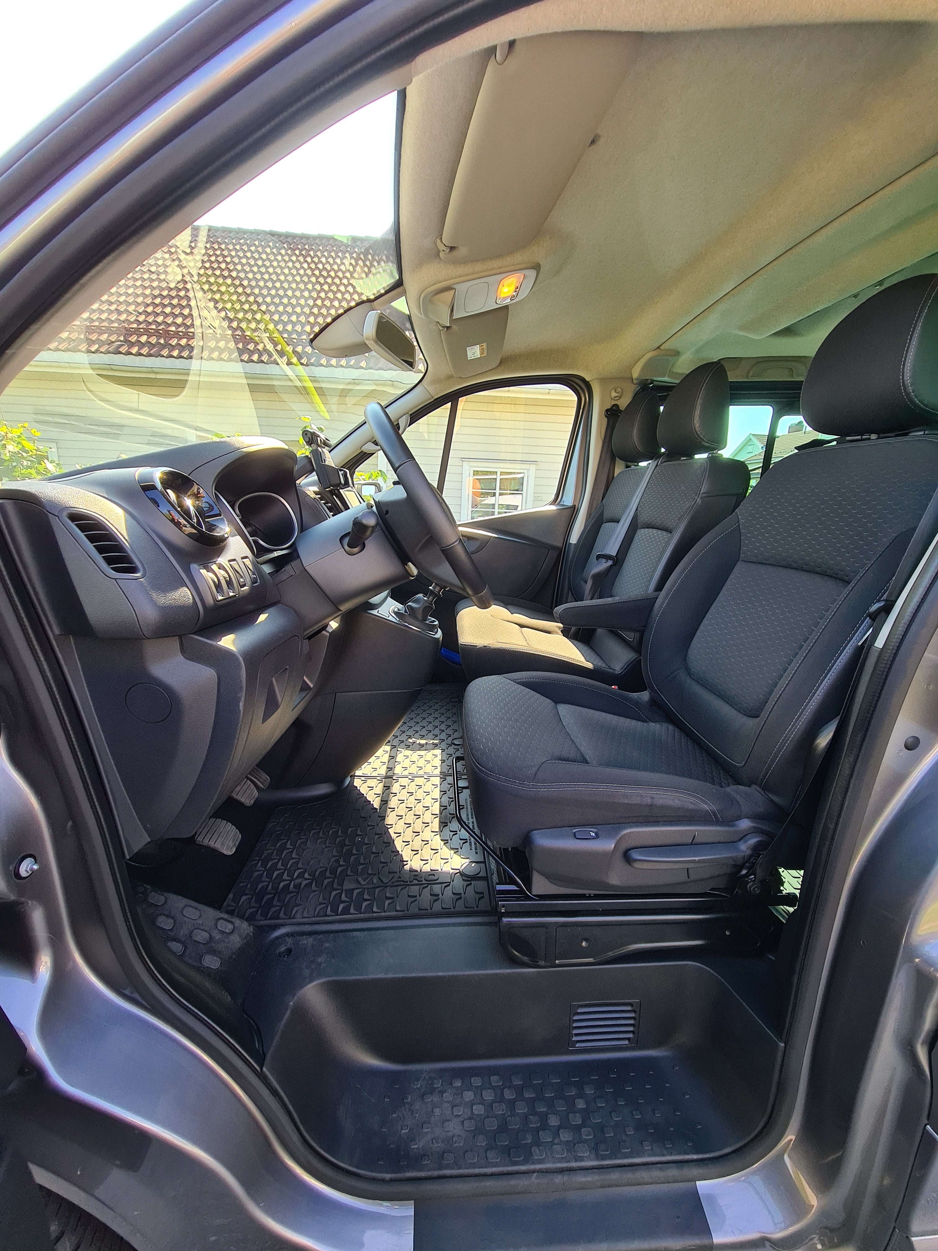 Opel Vivaro Minibuss med Lydinngang